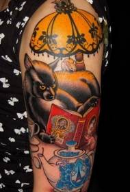 Slatka smiješna mačka i knjiga stolna svjetiljka tetovaža uzorak