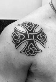 Patrón de tatuaje de cruz celta negro de tamaño mediano en el hombro