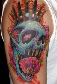 Fantasi-hodeskalle med stor armfarge med tatoveringsmønster for kronblomst