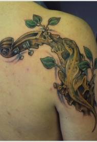 Gecko traseiro con ramas de tatuaje de cor
