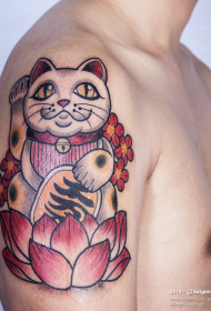 Grote arm cartoon gelukkige kat en lotus tattoo patroon