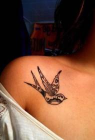Wzór tatuażu czarny ptak na ramieniu
