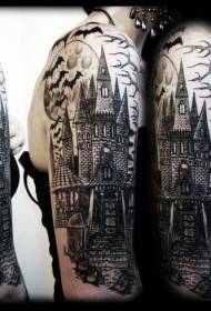 Brazo asustado castelo en branco e negro con tatuaxe de morcego