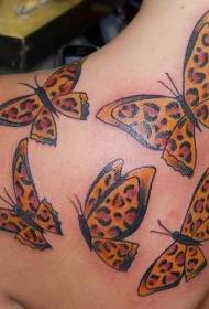 Smešna leopardova tetovaža metuljev na rami
