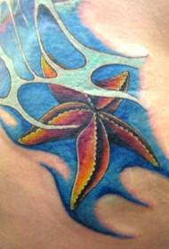 Patrón lindo tatuaje de estrella de mar bajo el agua