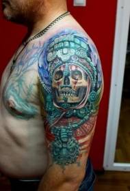 Lielas rokas tirkīza rotas un acteku galvaskausa tetovējums