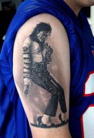 Lielas rokas pārsteidzošs melnbalts Maikla Džeksona portreta tetovējums