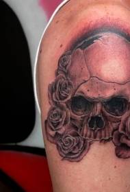Arm svart ros med skalle tatuering mönster