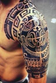 Rameno nádherné černé polynéské tetování vzor