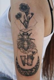 Patrón de tatuaje de flor de abeja negra y luna de estilo picadura de brazo grande