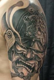 Grote arm realistische stijl zwarte boze samurai helm en masker tattoo patroon