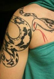 Skuldersvart slange med tatoveringsmønster i rødt brev