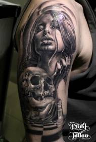 Grote arm zwart grijze stijl vrouw met schedel tattoo patroon