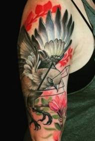 Didelis rankos trikampis su spalvingu paukščių tatuiruotės modeliu