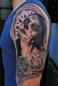 Lielas melnas nāves dievietes rozes tetovējuma modelis