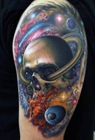 Velika ruka oslikana realističnim svemirskim planetom s uzorkom tetovaže lubanje