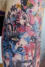 ライフルと猫のタトゥーパターンを持つ大きな腕色漫画少女