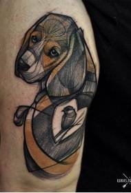 Шарено куче с голяма ръка с дърворезба с модел на татуировка на птица във формата на сърце