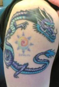 Stor blå kinesisk drage og sol tatoveringsmønster