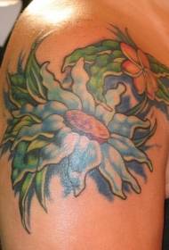 Na ramenu lijepi plavi cvjetni uzorak tetovaže lišća