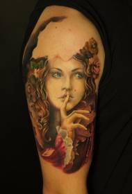 Portret de fată de culoare naturală cu braț mare, cu model de tatuaj floral
