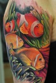 Велики крак прекрасног реалистичног узорка тетоваже рибе на морском дну