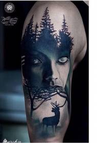 Skrivnostna ženska z veliko roko barve s temnim gozdnim vzorcem tatoo