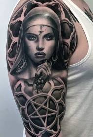 Veľkonočné rameno čierna šedá štýl démon žena a pentagram tetovanie vzor
