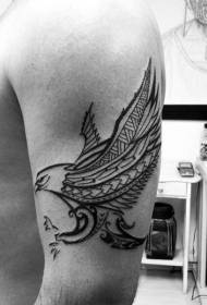 Patrón de tatuaxe de águila en liña negra de estilo tribal de brazo grande