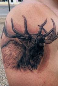 Increíble tatuaje de alce gris negro en el hombro