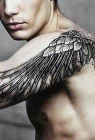 Реалістичний чорний татуювання крило на плечі