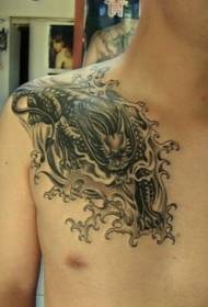Страшны малюнак татуіроўкі на плячы чорнага дракона