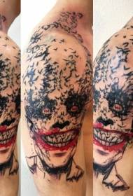 Rāpojošs klauna tetovējuma raksts uz pleca