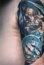 Веома реалистичан узорак тетоваже лобање у боји лопте и елфа