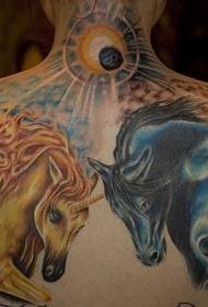 Brilantné viacfarebné fantasy kone a slnečné tetovanie na chrbte