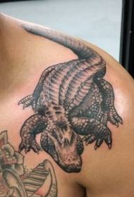 Klein zwart grijs krokodil tattoo-patroon op de schouder