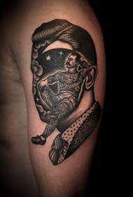 Portrait de tête noir et blanc old school à gros bras avec motif de tatouage de personnes