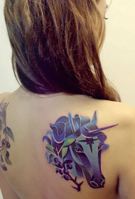 Krásne karikatúra jednorožec maľované tetovanie na chrbte