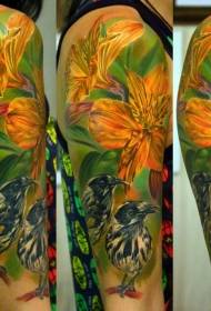 Didelės rankos spalvos tikroviško stiliaus gražios gėlės ir paukščių tatuiruotės raštas