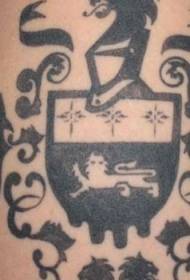 Motif de tatouage de badge familial noir à gros bras