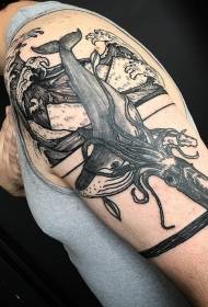 Црни кит кита у великој руци са узорком тетоваже лигње