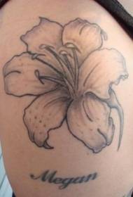 Рамо на черно-бяла татуировка на лилия