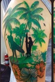 Grandi surfisti colorati con motivo tatuaggio palma