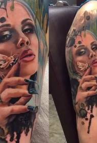 Velké rameno realistické barevné portrét ženy s motýl tetování vzorem