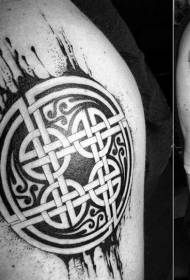 Спектакуларна црна целтична тркалезна тетоважа на рамото