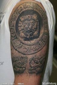 Modèle de tatouage de statue de pierre aztèque réaliste 3D gros bras