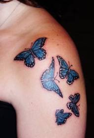 Biele a modré malé motýlikové tetovanie na ramene