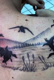 Bebek terbang hitam dan tato pemandangan di bagian belakang