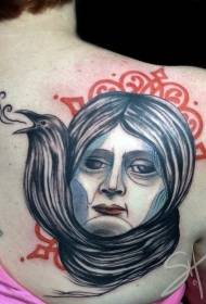 Femme créative de dos avec motif tatouage corbeau