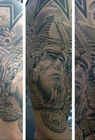 Portrait d'homme tribal gris gros bras noir avec motif de tatouage léopard temple